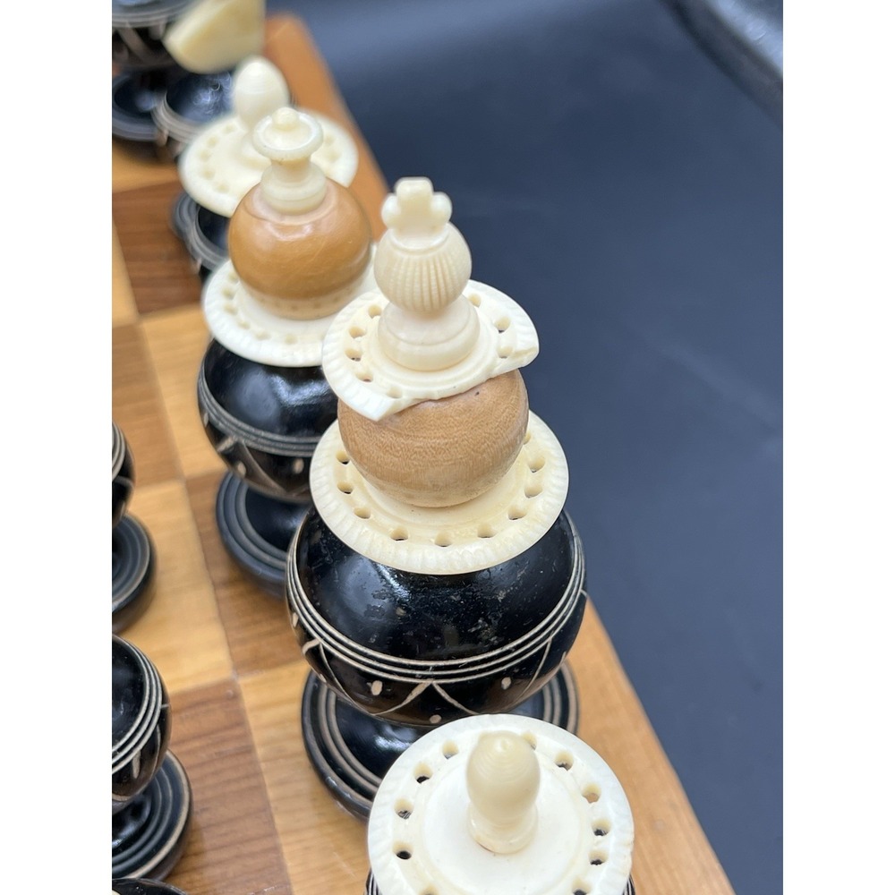 VTG Hand Carved MEXICAN TARASCAN Bone Wood Chess Set w Storage Board Carry Case - Picture 5 of 12